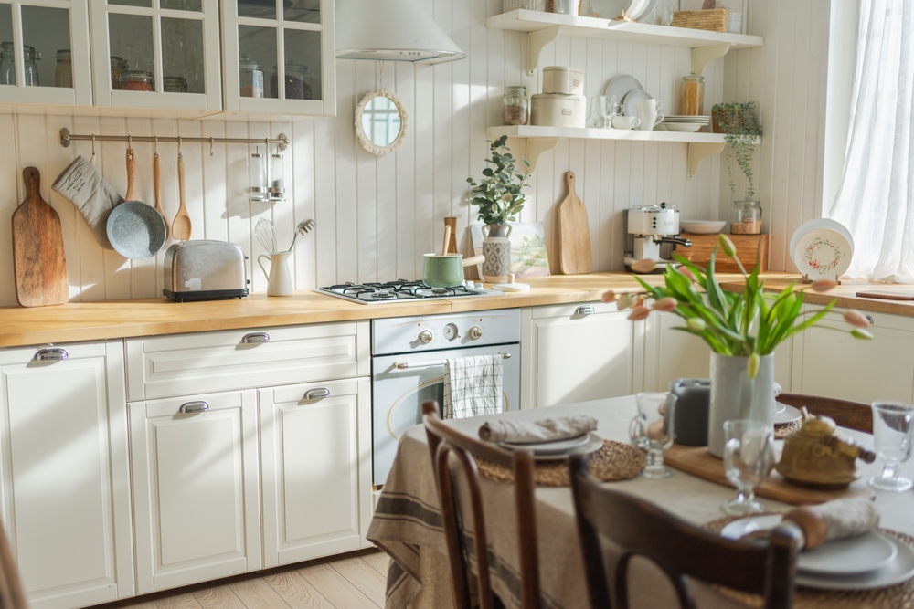Cuisine avec accessoires acroché sur la crédence